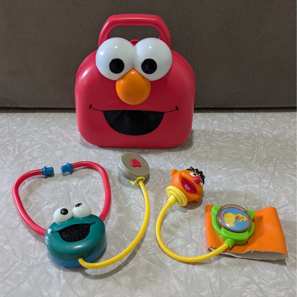 Fisher-Price Sesame Street Elmo Giggle Medical Kit Mattel 2006 Doctor Toy Set